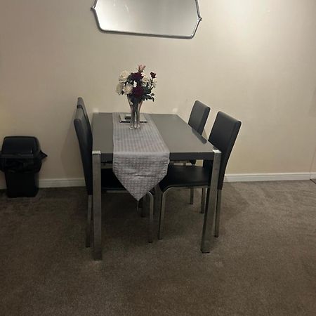 Stylish 2 Bedroom Apartment-Short Term Lets & Serviced Accomodation רדינג מראה חיצוני תמונה